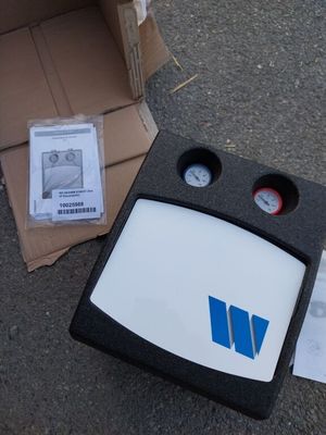 une boîte sur laquelle se trouve un écran et une autre boîte sur laquelle sont posés des papiers