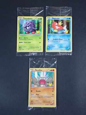 trois cartes pokemon posées les unes sur les autres sur une table
