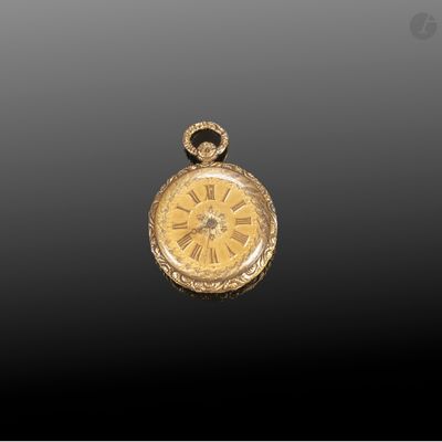 une image d'une montre de poche en or avec des chiffres romains sur le cadran
