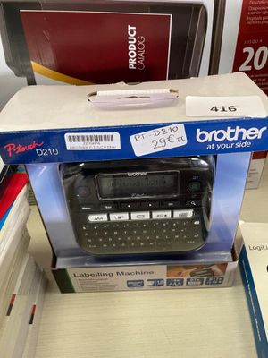 une boîte posée sur une table, avec une radio dessus