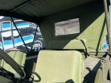une jeep verte avec deux sièges à l'arrière
