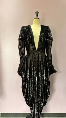 le dos d'une robe noire sur un mannequin, un mannequin, un mannequin, un mannequin, un mannequin, un mannequin, un mannequin, un mannequin
