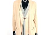 une photo d'un mannequin portant un cardigan beige