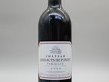 une bouteille de vin posée sur une table