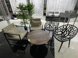 plusieurs chaises et une table dans une pièce dotée d'une grande fenêtre