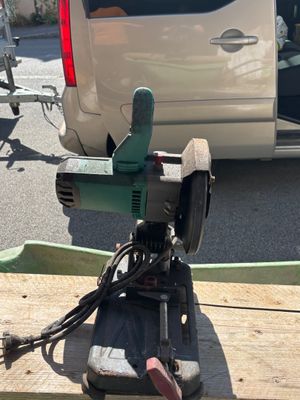 une petite machine posée sur une table en bois