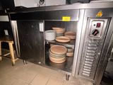 une photo d'une cuisine où l'on voit de nombreuses casseroles et poêles