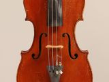 un vieux violon avec un archet accroché à son dos