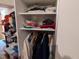 une armoire remplie de vêtements