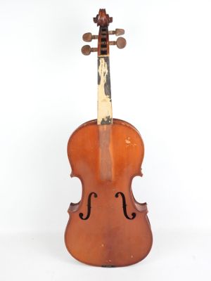 un vieux violon posé sur une surface blanche