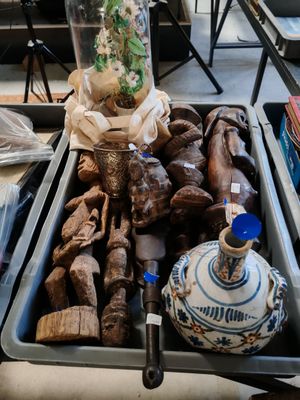 un plateau contenant divers objets, posé sur une table