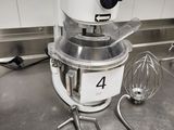 une photo d'un mixeur posé sur un plan de travail de cuisine
