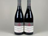 deux bouteilles de vin rouge posées l'une à côté de l'autre sur une table