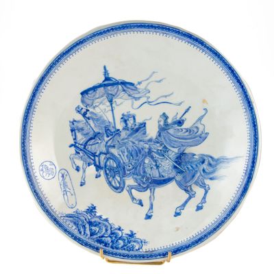une assiette bleue et blanche avec une image d'un homme à cheval