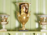 trois vases posés sur une étagère dans une pièce