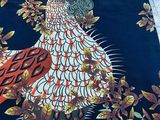 un tapis orné d'un paon, posé sur le sol