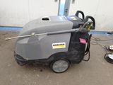 une machine posée sur le sol dans le garage