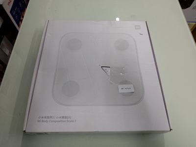 une boîte contenant un appareil électronique blanc