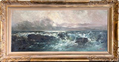 une peinture à l'huile représentant des vagues se brisant sur des rochers, dans un cadre doré