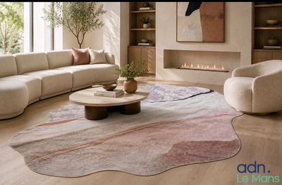 un salon avec un canapé, un fauteuil, une table basse et une cheminée