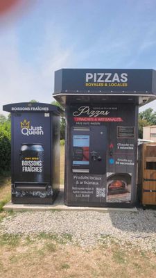 un petit stand de pizzas avec une machine à pizzas à côté