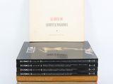 trois livres empilés sur une surface blanche