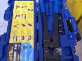 une pince et une boîte à outils posées par terre