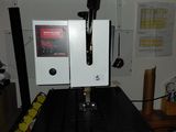 une machine posée sur une table en bois