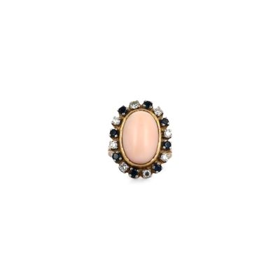 une image représentant une bague ornée d'une pierre rose entourée de pierres noires et blanches
