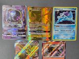 Plusieurs cartes Pokémon différentes sont alignées sur une table