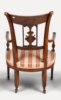 Fauteuil en bois naturel mouluré et sculpté, le dossier à lé… (photo 2)