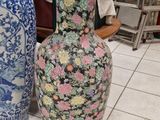 deux vases posés par terre dans un magasin