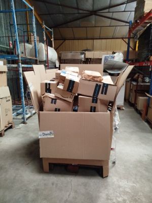 de nombreux cartons empilés les uns sur les autres dans un entrepôt