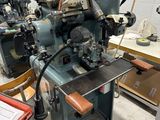 une machine qui se trouve dans une pièce avec de nombreux outils