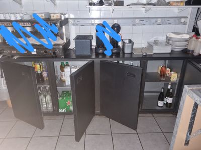 une image d'une cuisine avec beaucoup de désordre sur le comptoir