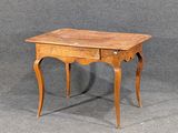 une petite table en bois surmontée d'un tiroir