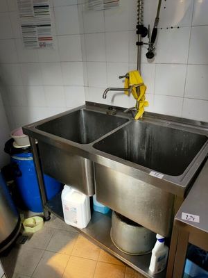 une cuisine avec un évier et une poubelle