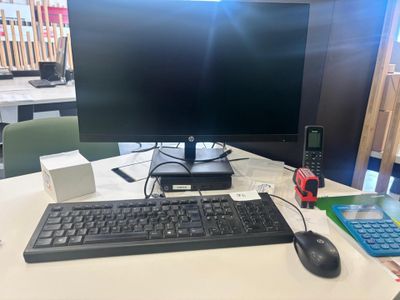 Un ensemble informatique HP comprenant : Un écran, un clavier, une tou - Photo 1