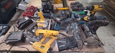 un grand nombre d'outils posés sur une table