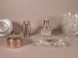 une table sur laquelle se trouvent de nombreux objets en verre