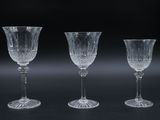 trois verres à vin transparents posés sur une table noire