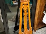 une horloge en bois posée devant un miroir
