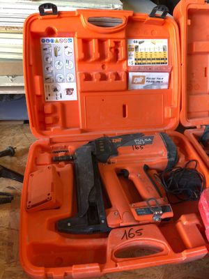 une trousse à outils dans la mallette orange posée sur la table