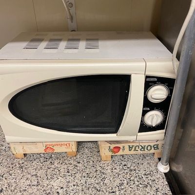 un micro-ondes posé sur une palette