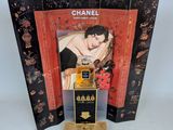 l'image d'un flacon de parfum posé sur une table