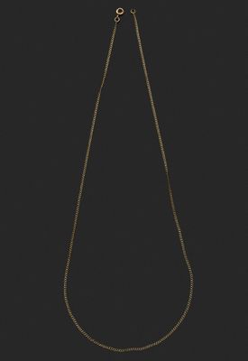 un collier avec une chaîne en or et un fermoir en or