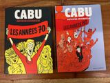 Deux livres sont posés sur une table au plateau en bois.