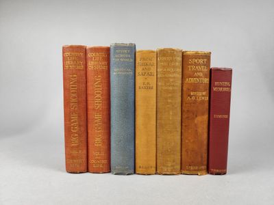 plusieurs vieux livres sont alignés sur une surface blanche