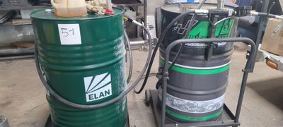deux fûts posés sur un chariot dans un garage