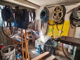 une photo d'un garage avec beaucoup d'outils sur le sol
